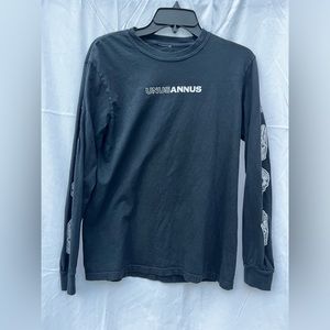 UNUS ANNUS Goddus Annus Long Sleeve Tee